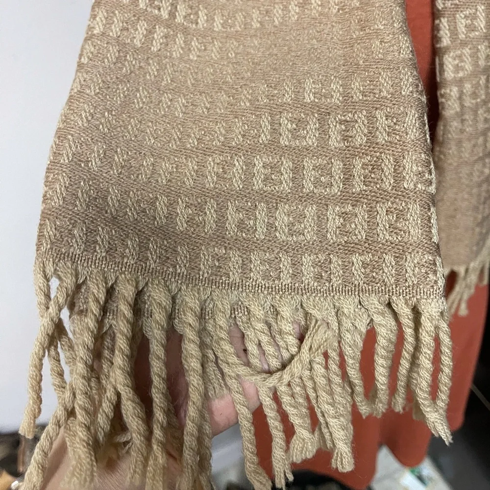 100% Authentic FENDI TAN WOOL SCARF - Picture 3 of 9